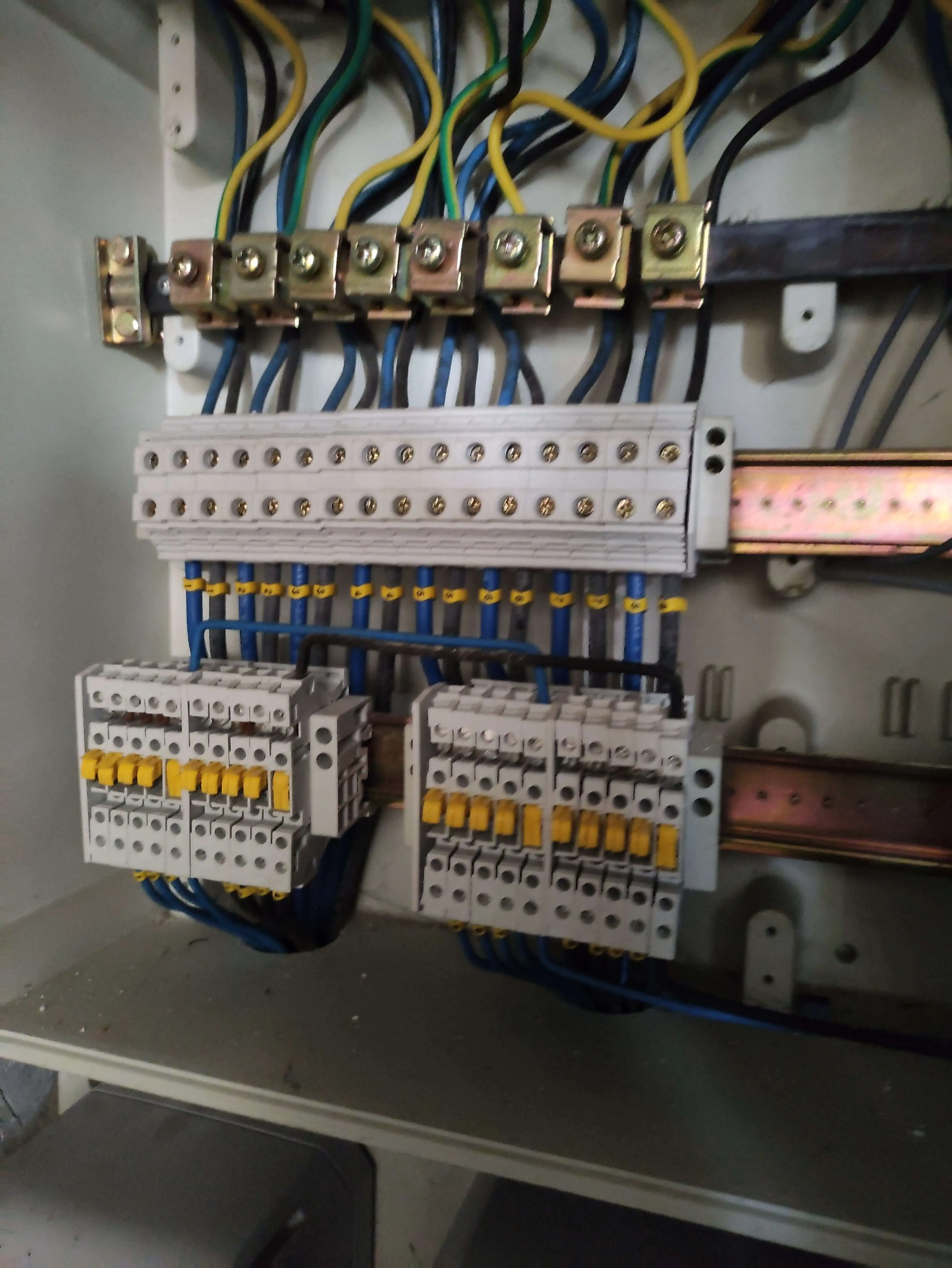 Revisión y mantenimiento de cuadros eléctricos